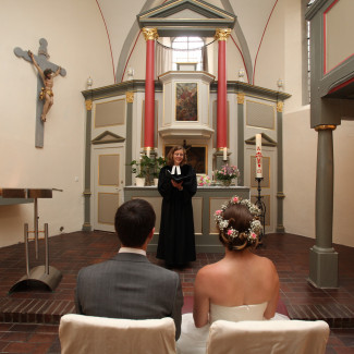 Hochzeitspaar vor dem Altar