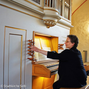 Organistin an der Orgel